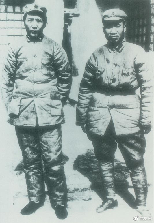 1937年7月7日，盧溝橋事變爆發(fā)。8日，中共中央通電全國(guó)，號(hào)召結(jié)成民族統(tǒng)一戰(zhàn)線抵抗日本侵略者。圖為1936年冬毛澤東和朱德在陜北。.png